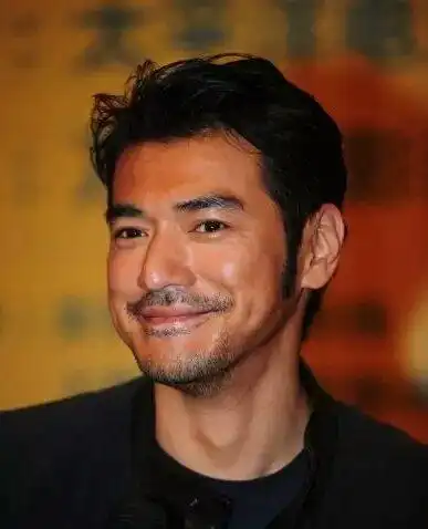 徐峥留络腮胡看起来似乎很稳重,俗话说"脸上无毛,办事不牢".