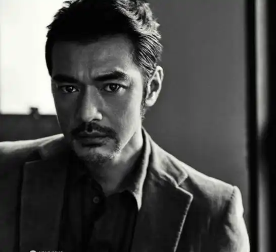 超级大帅哥金城武留胡须尽显熟男魅力