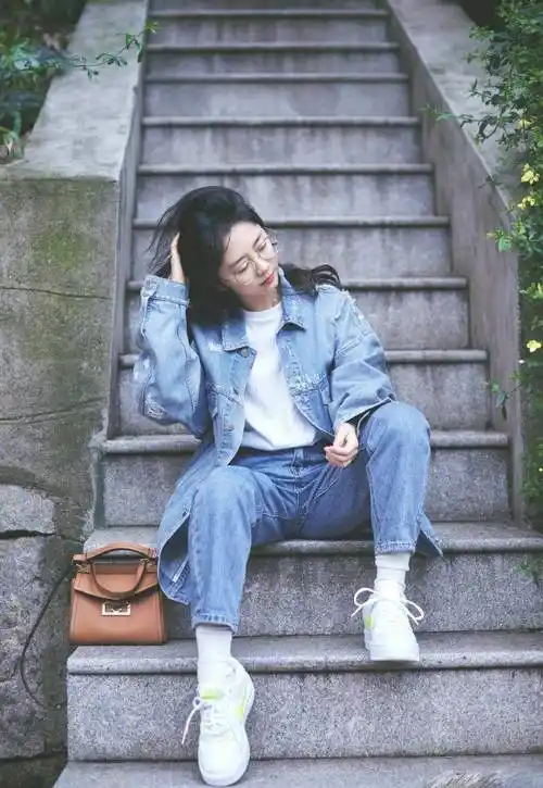 谭松韵长发女人味十足,娃娃脸也能走时尚风,却因为一张照片暴露身高