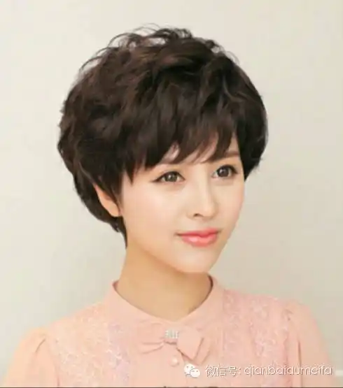 女生短发纹理烫也很有女人味