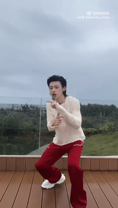 晨练式舞蹈#被这段舞蹈笑死了@小鬼-王琳凯感觉还没睡醒就开始营业了