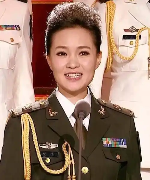 军旅歌手雷佳33岁嫁工程师男子,34岁产下一子,如今她怎样了_父亲