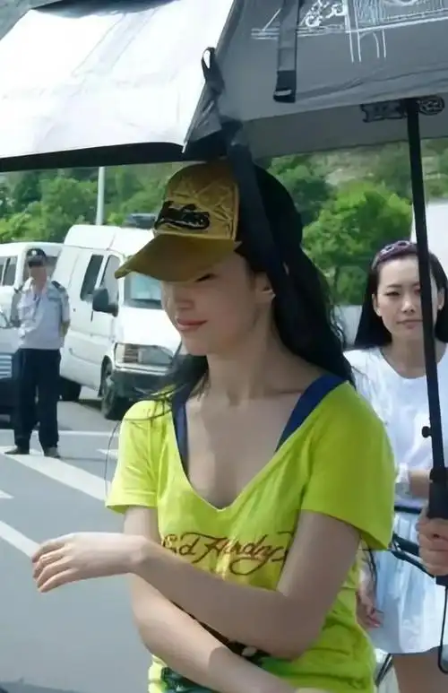 刘亦菲真的长了一张伟大的脸这么丑的衣服穿在她身上都觉得好看