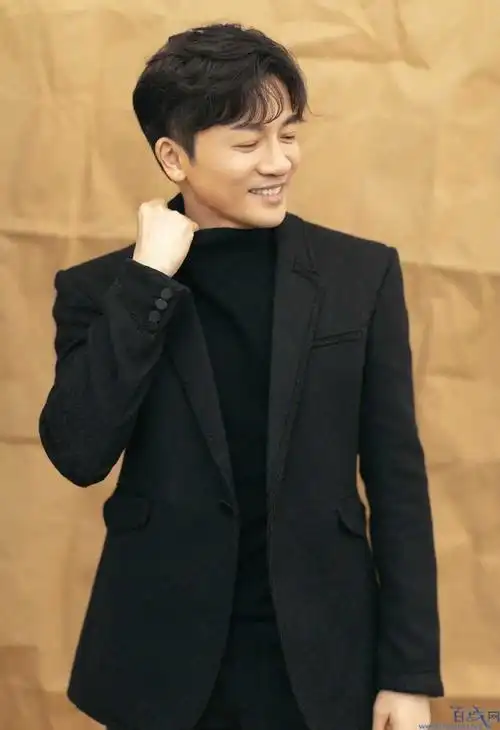 以及这一张苏有朋在海边拍摄的生活休闲照,有人评价这是少年翩翩的