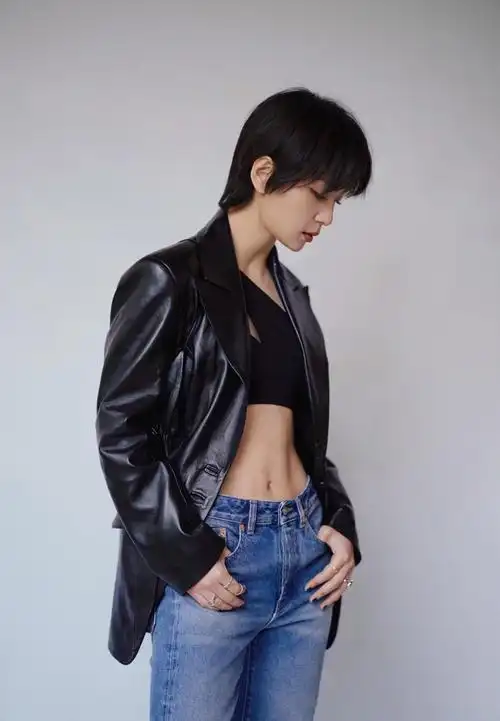 周笔畅也太个性十足了,露脐背心配皮西装好霸气,中性风又酷又帅