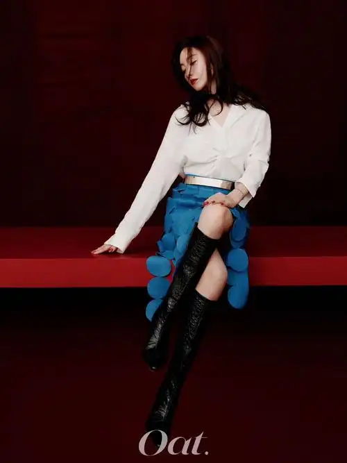 杨蓉烈焰红唇妆容出镜oat杂志封面复古的卷发造型