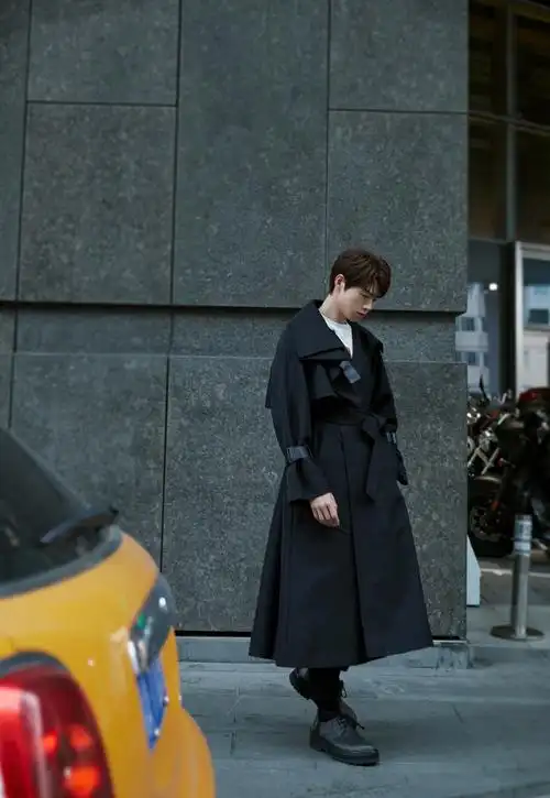 魏大勋黑色风衣帅气写真图片