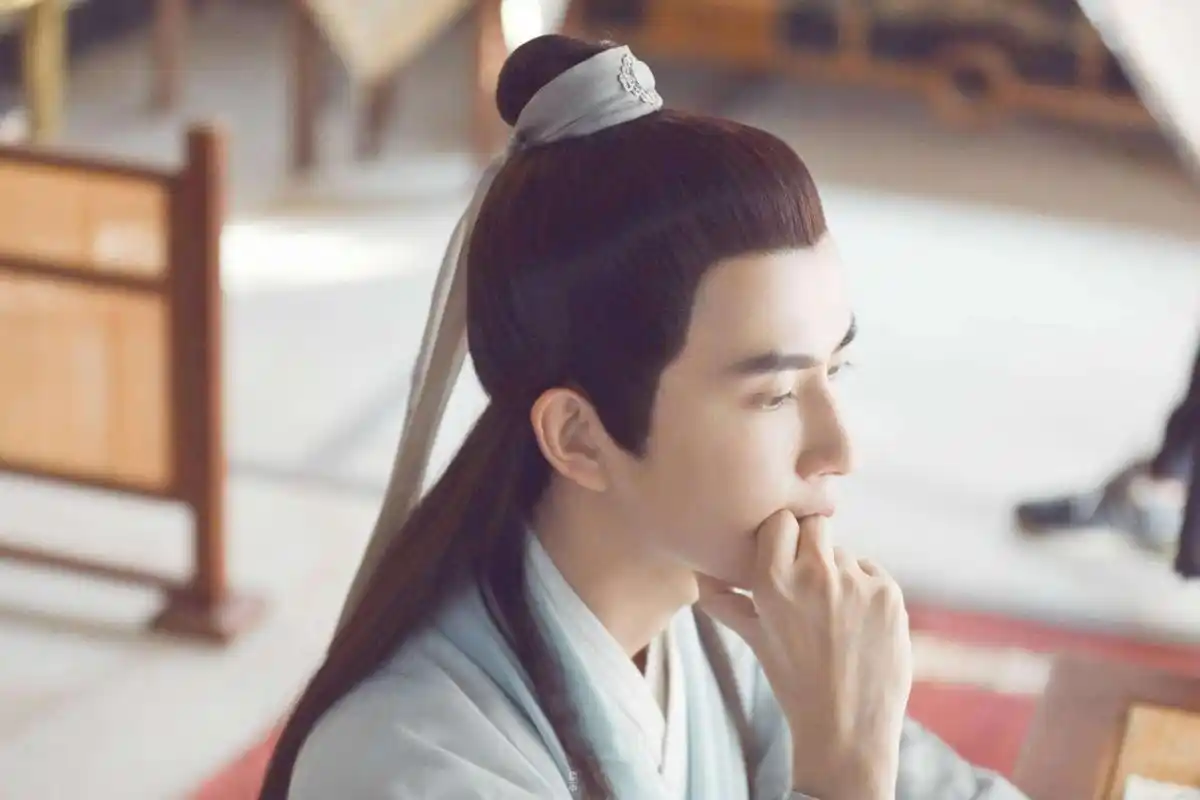 于朦胧饰演的许仙 其次,明清《白蛇传》里的许宣非常胆小软弱.