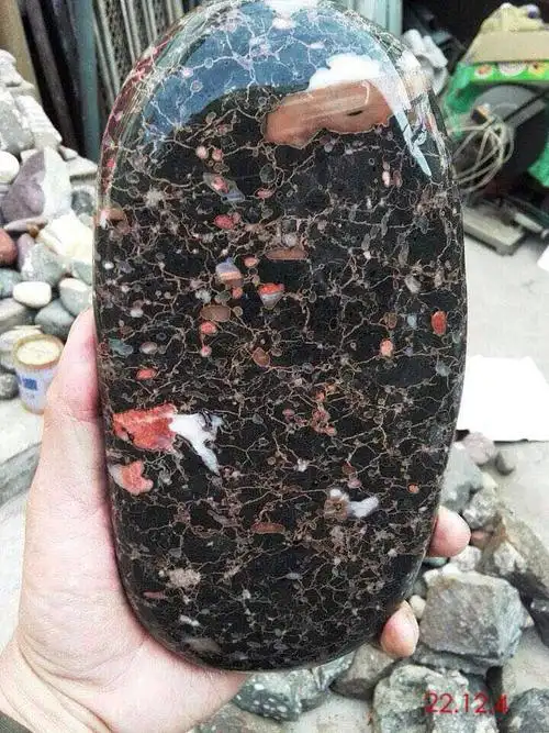 我这最近搞了一块梅花玉!洛阳的!各位估价看看多少出手合适!