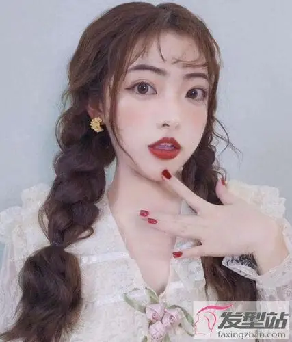 女生的发量不少,使得这款麻花辫更蓬松,脸侧的碎发丝散落超瘦脸,搭配
