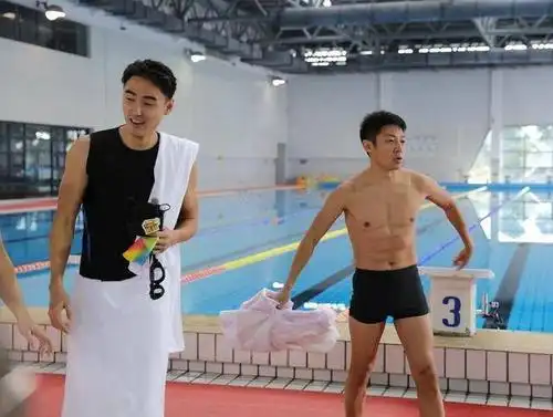 男明星在镜头前露腹肌还有这么多讲究?没有还能给你画出来!