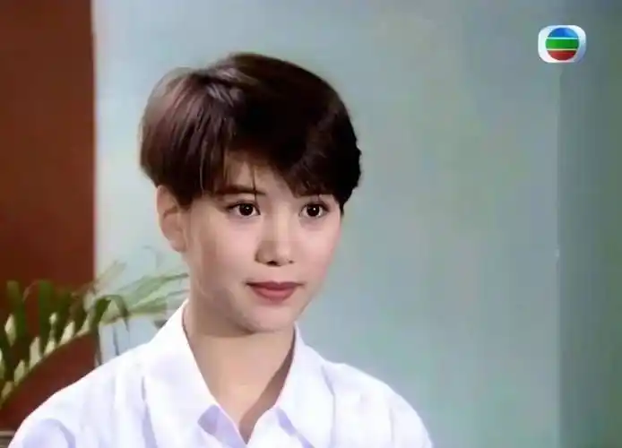 香港小姐长发出道的,长发飘飘的袁咏仪已经很完美了,但她的短发造型