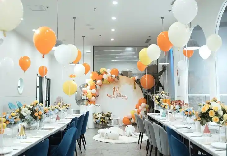 提前一天对现场进行布置,现场可以采用很多颜色的气球,拉花,还有生日