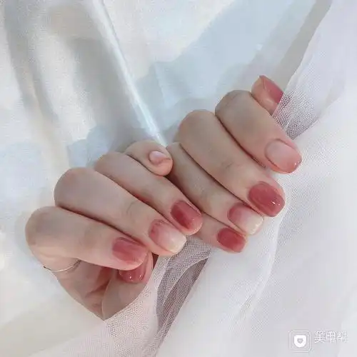 渐变粉色美甲图片