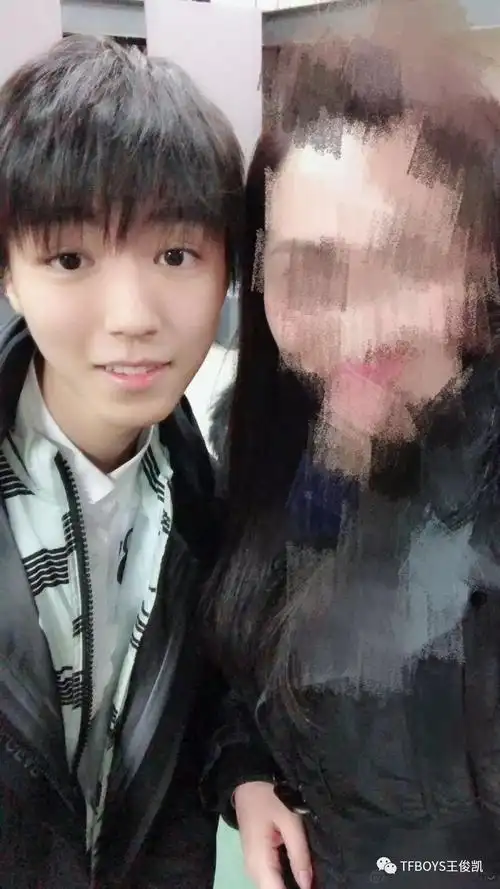 王俊凯与女同学羞涩拉手表演系的家常便饭