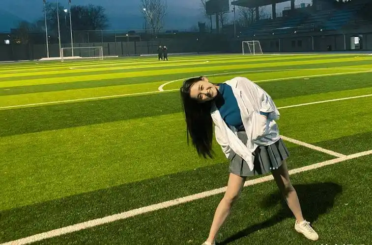 蒋依依晒校园操场近照,仰着头的她美出新高度,下巴却有点不一样_照片