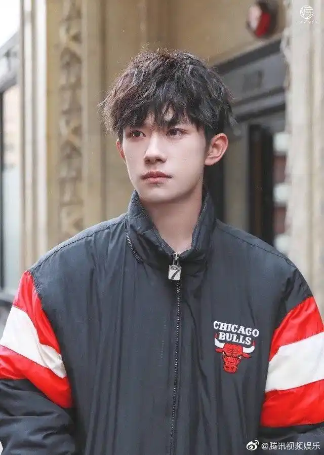 今日份的下午茶是锡纸烫男孩易烊千玺,有网友调侃四字弟弟留这个发型