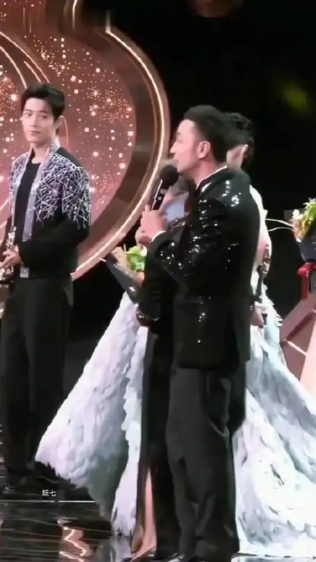 肖战刘亦菲同框太养眼了吧!谁懂他俩同台的时候我的尖叫声啊!