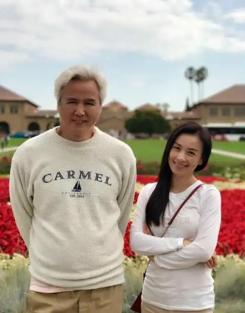 62岁林瑞阳现身街头小店,头发银白变稀疏,身材佝偻还老花眼