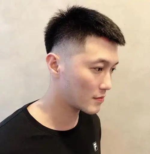 很多男生都觉得头发剪短就是精神小伙,特别是这种瓜子头发型,很多男生