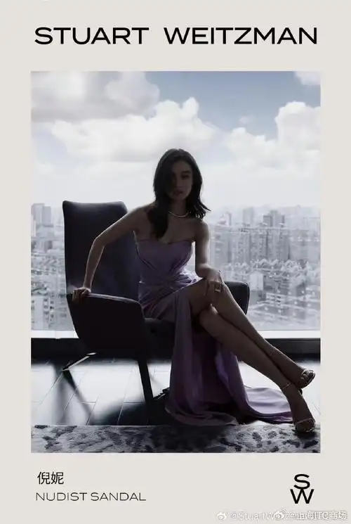 升华典雅步履,@倪妮v演绎sw#nudist#银色一字带凉鞋,银色皮面散射耀目