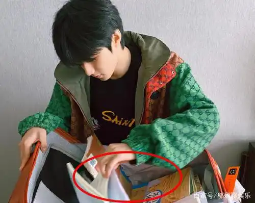 刘耀文写作业还不忘自拍,意外露出箱子里文具盒:哥哥太节俭了