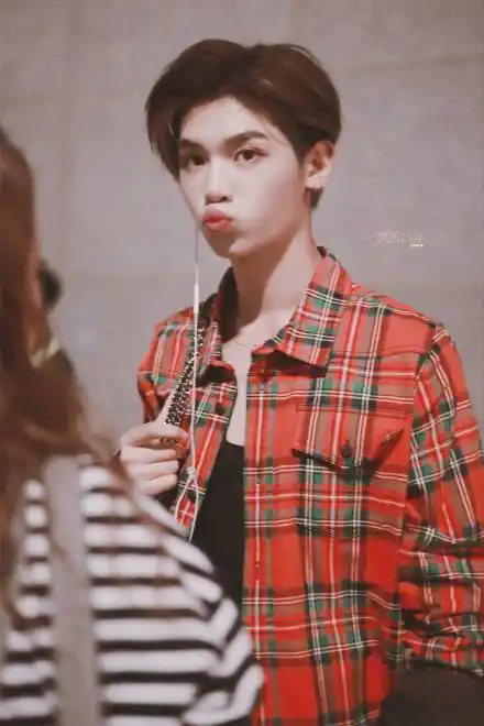 芭男星期衣# 近日,justin黄明昊@jjjustin0219 现身机场,身穿红色