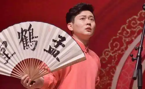 在德云社孟鹤堂室内吸烟,姿势熟练似老烟枪,苦等10几年才出名_相声