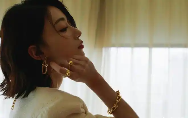 吴谨言月光白抹胸套装出席费加罗风尚盛典