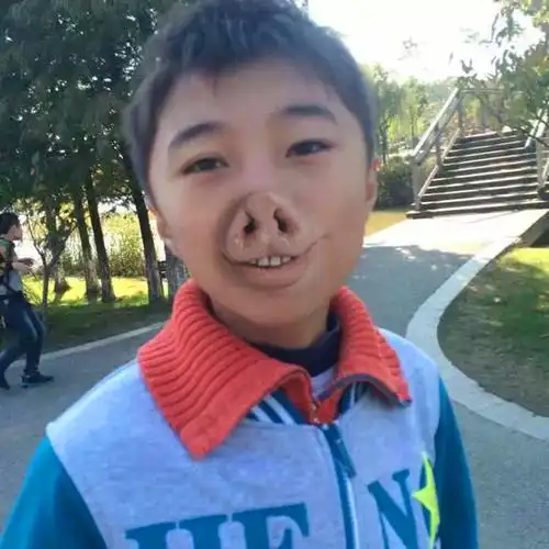 可以把背景换成恶搞的 也可以使这个人变得很搞笑.