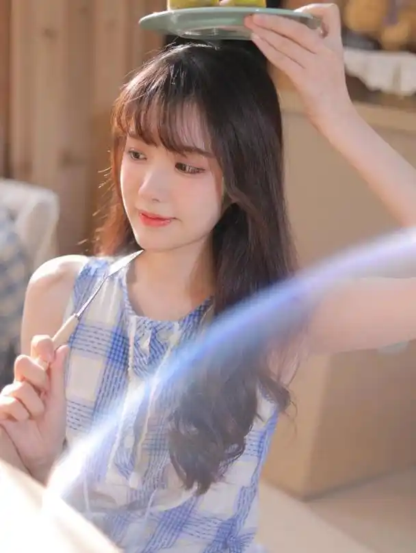 清纯美女拍照片就是漂亮普通衣服也能很时尚邻家大女孩的感觉