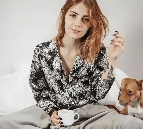 巴西社交名人 宛若止水清秀少女 黑白灰的亲民风穿搭朴实无华_queiroz