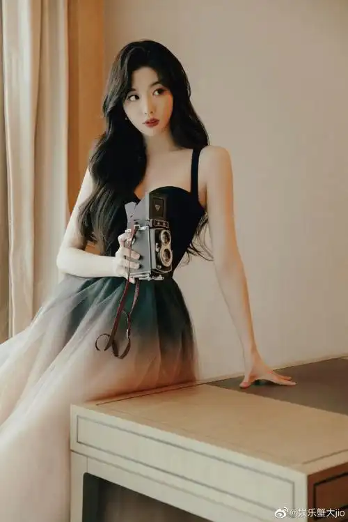 孔雪儿黑色吊带纱裙##孔雪儿冷艳玫瑰大片