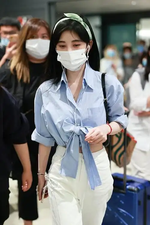 鞠婧祎身材真挺好身穿红白条纹衬衫看起来舒适又时尚