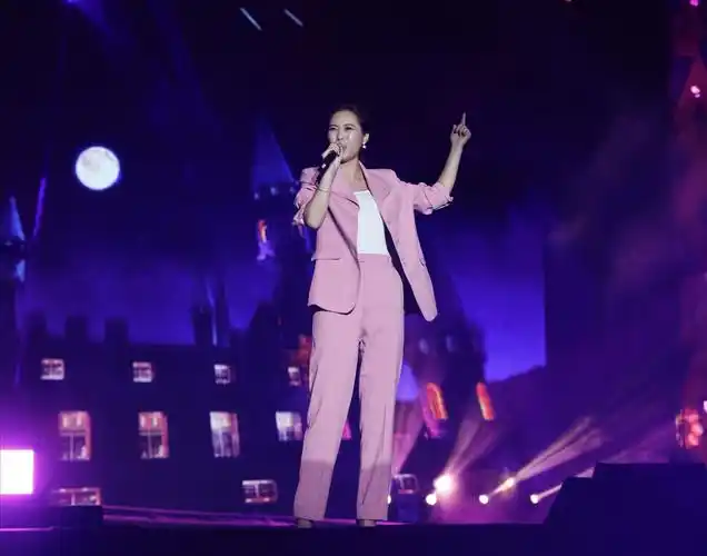 绿色中国行走进美丽红原公益晚会云朵被授予推广大使称号