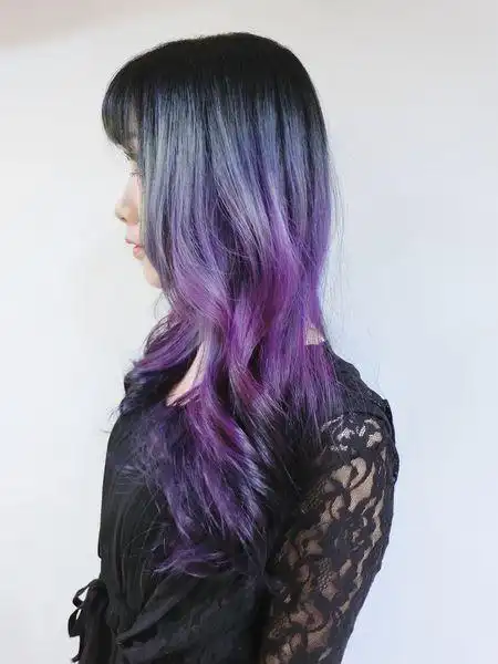 染了墨绿色在灯光下会有微微雾绿的感觉发中到发尾渐层灰紫蓝的星空发