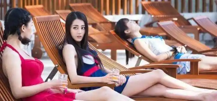 关晓彤早年泳衣照曝光,扎双马尾对镜头卖萌,鹿晗眼光真够刁钻!