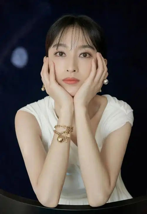 张俪性感典雅大气写真图片17