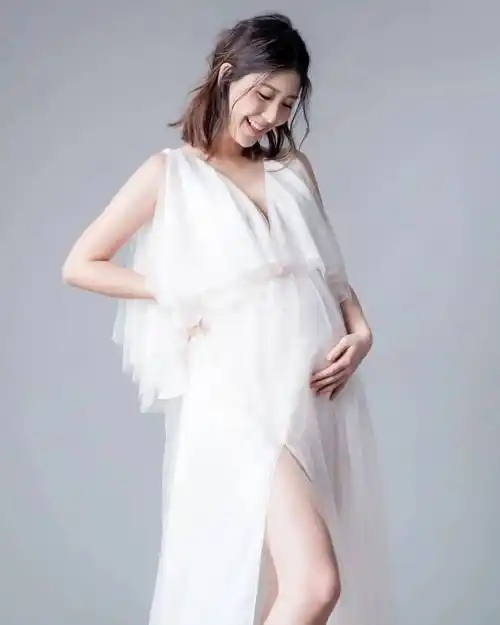 港媒报道,余香凝在社交网贴出了多张最新孕照,相中