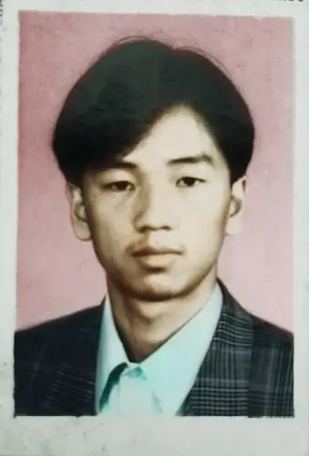 请把黑白证件照ps成彩色红背景照,谢谢