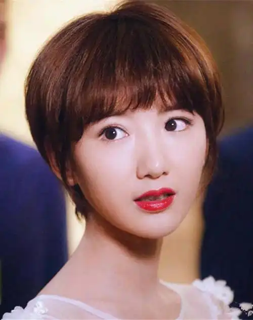 毛晓彤短发美图