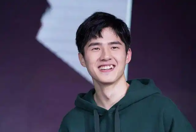 5位有虎牙的明星,刘昊然最阳光,最后一位电影正热映,好评如潮