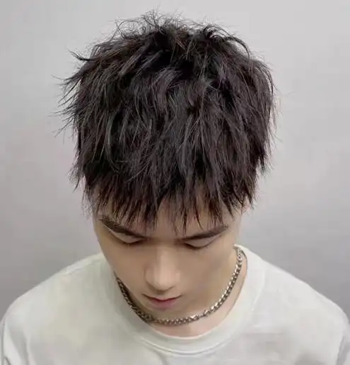 铲青摩根烫碎盖头,型男爆款烫发推荐,后脑勺和两侧铲青尽显爽朗.