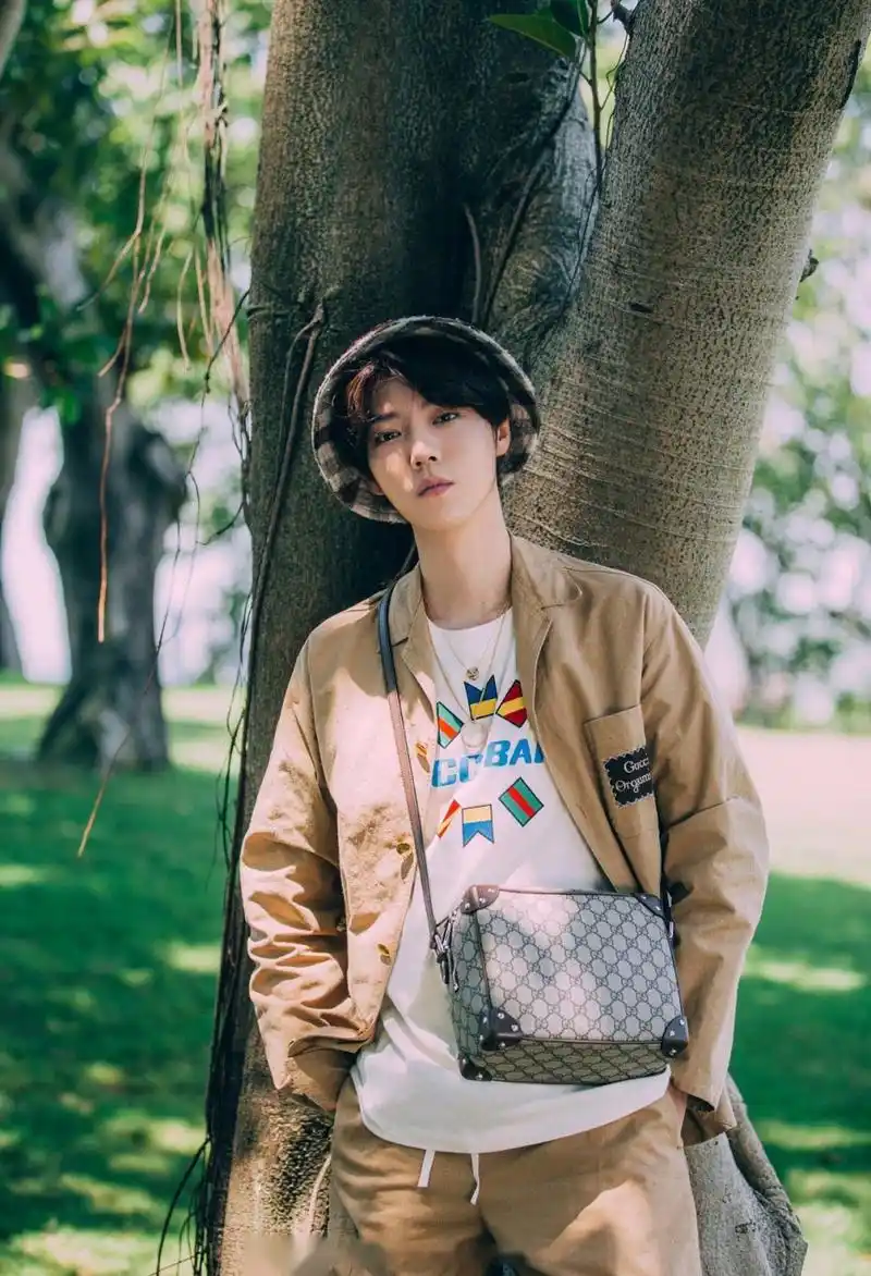 鹿晗日系写真出炉,搭配日系渔夫帽和工装look,来看看get到少年感了吗?