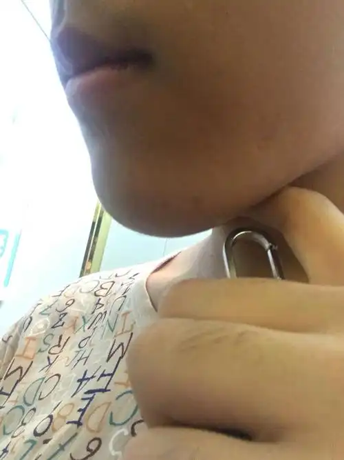 这个人的下巴长么?