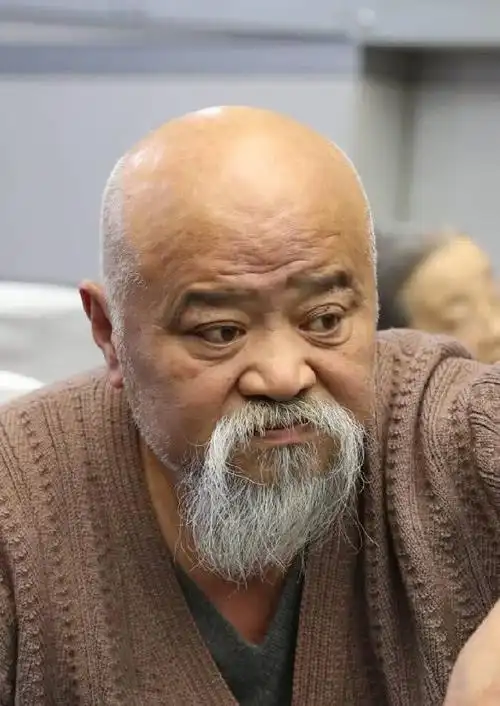 国家一级演员63岁李琦近照光头白须精神抖擞没想到儿子是他