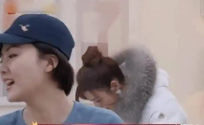 原创陈妍希犯糊涂走错宿舍场面陷入尴尬中陈梓童一句话来救场