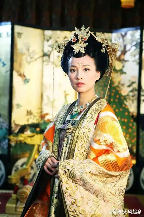 她4岁入宫, 通过认妹妹为干娘爬上龙床, 直到60岁才被封为贵妃