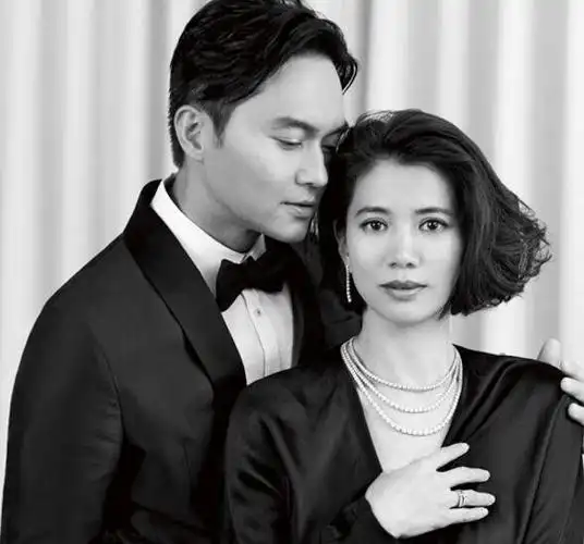 袁咏仪,张智霖的衣服是穿反了吧,感觉张智霖穿的,比袁咏仪花花