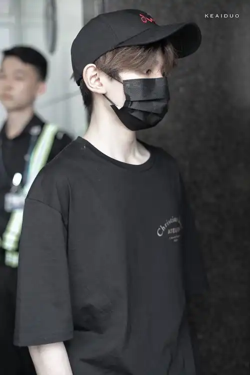 一身黑衣加宽松阔腿裤,配白色运动鞋,戴着黑帽黑口罩,更显少年皮肤